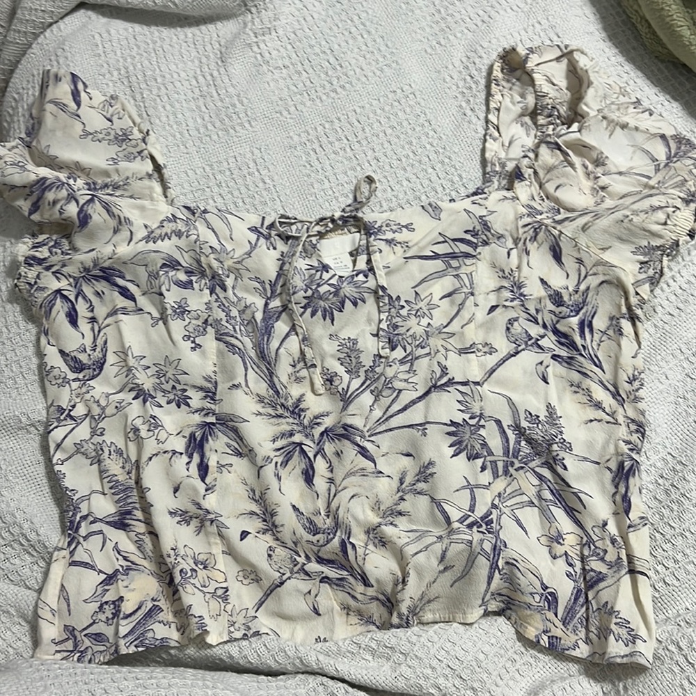 Beautiful puffy shoulder blouse